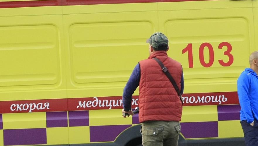 Семеро госпитализированы в результате наезда легковушки на автобусную остановку в Алматы