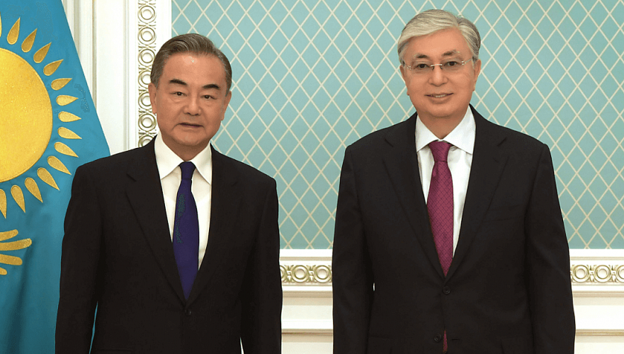 Токаев встретился с главой МИД Китая и пригласил Си Цзиньпина в Казахстан