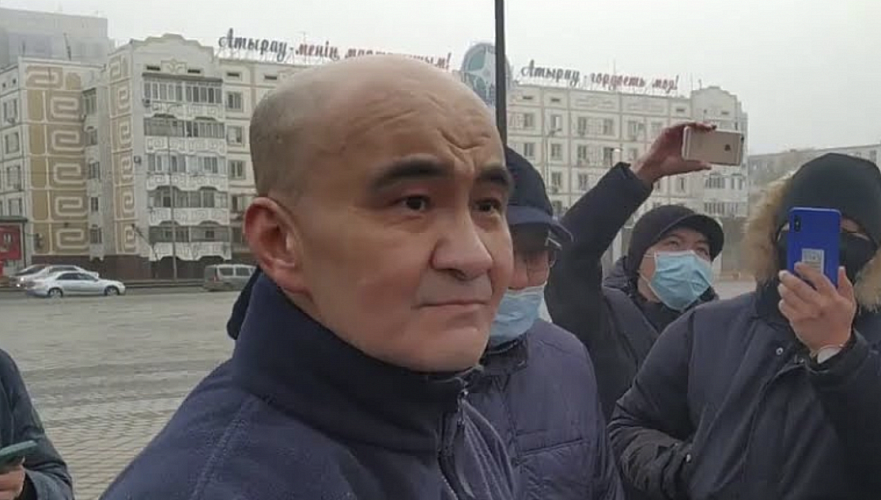 Активист Макс Бокаев из Атырау требует отпустить задержанных нефтяников в Астане