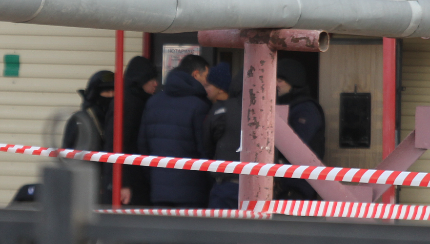 Число заложников в нотариальной конторе в Уральске может быть больше, чем сообщалось – СМИ