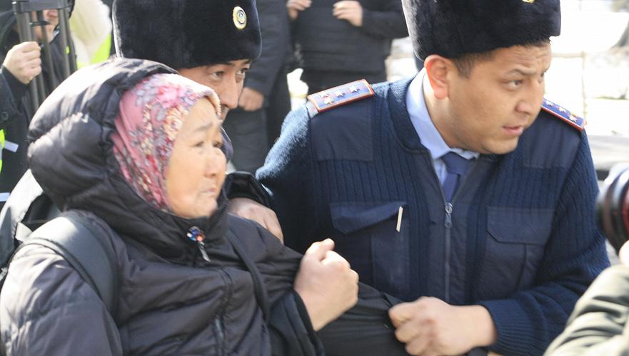 В бой идут одни старики - в Алматы прошли массовые задержания