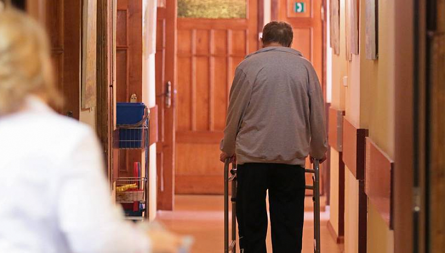 Жительница Шымкента обратилась к государству из-за проблем людей с болезнью Паркинсона