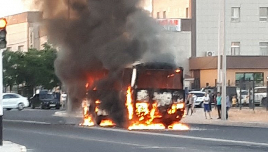 Пассажирский автобус полностью сгорел в Актау