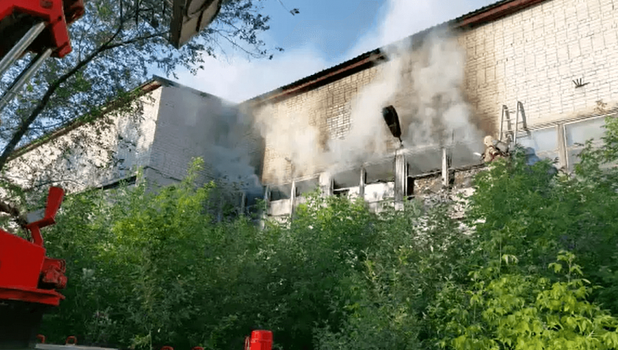Крупный пожар тушат 50 человек в здании вуза в Семее