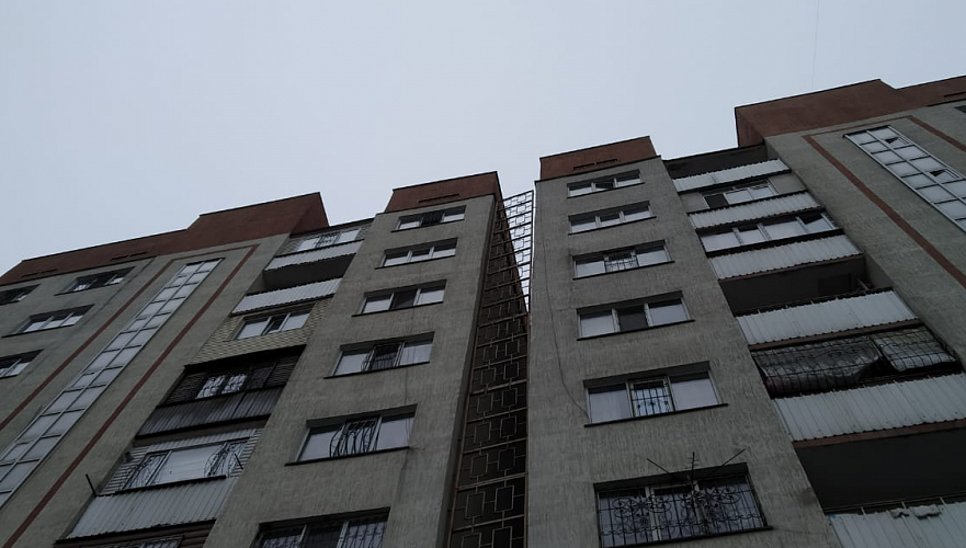 Жилая многоэтажка начала крениться в Алматы, в квартирах остаются 72 семьи