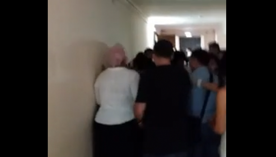 На журналистов напали на пресс-конференции о преследованиях матерей в Алматы, полиция бездействует