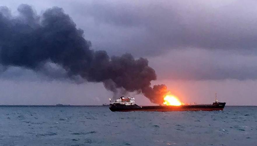 Цена на нефть подскочила после пожара на нефтяном танкере в Оманском заливе
