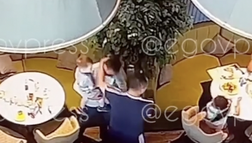 Мужчина избил отца с ребенком в кафе в ТРЦ Mega в Астане