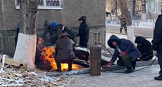 Residents of Ekibastuz are trying to thaw frozen pipes on the streets 