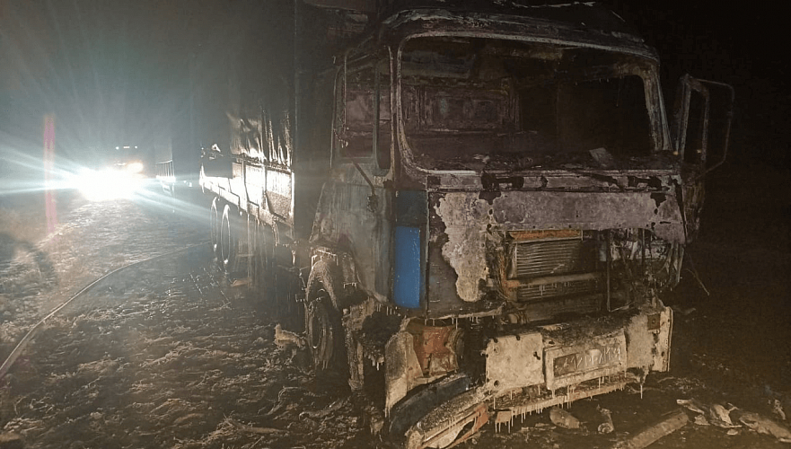 Перевозивший скот «КамАЗ» загорелся в Павлодарской области