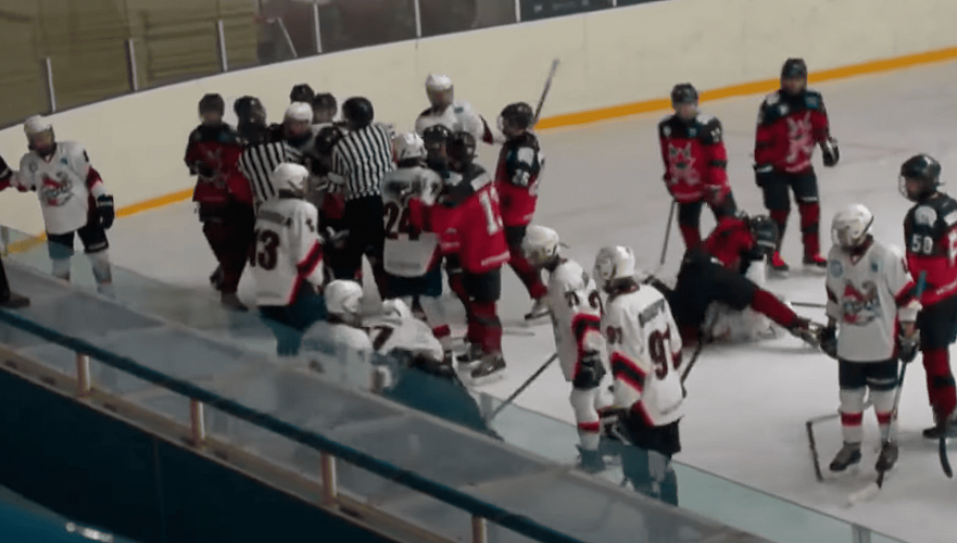 Юные хоккеисты из Актобе и Рудного устроили драку на льду после матча