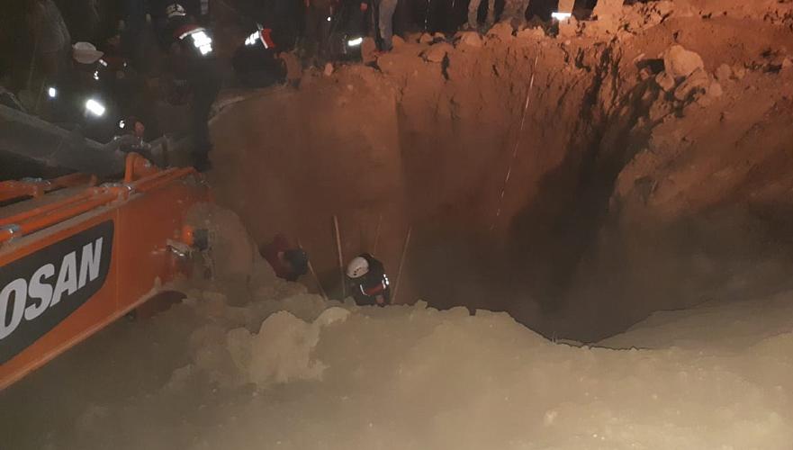 Двое рабочих погибли в результате обвала грунта в Шымкенте