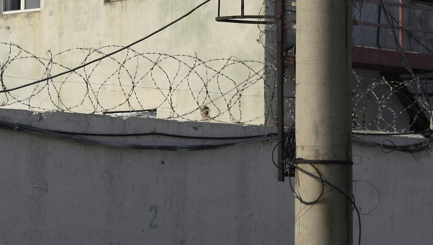 Майор-тюремщик избил заключенного и отделался условным сроком в Туркестанской области