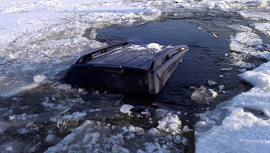 В Атырау автомобиль провалился под лед, жертв удалось избежать
