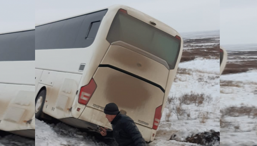 Автобус с 42 пассажирами вылетел в кювет в Карагандинской области