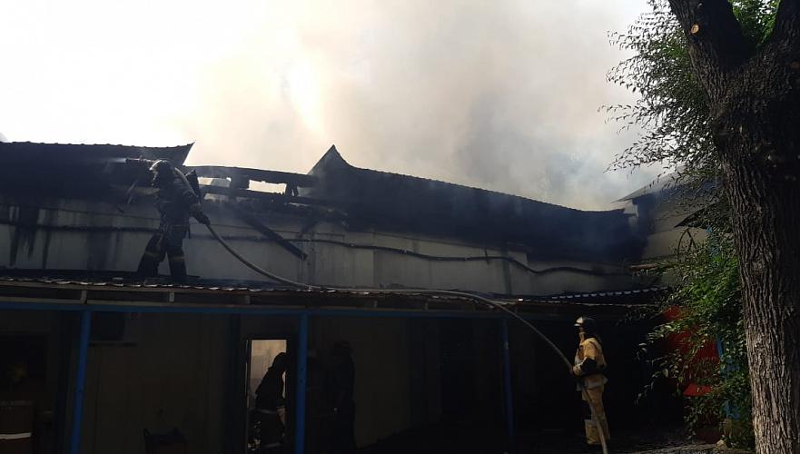Пожар тушат на территории кардиоцентра в Алматы