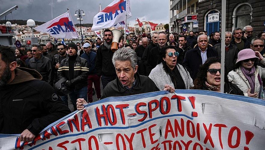 Тысячи протестующих прошли маршем по улицам греческого острова Лесбос