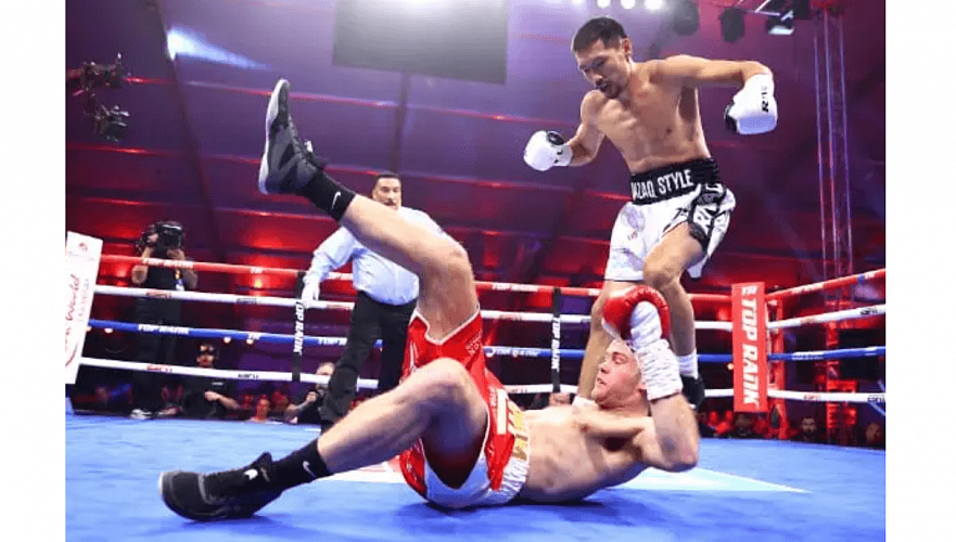 Казахстанец Жанибек Алимханулы нокаутировал британца в бою за чемпионский титул