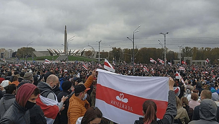 Около 100 тыс. протестующих вышли на улицы Минска, проходят массовые задержания