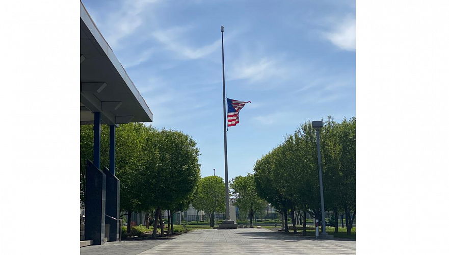 Посольство США в Казахстане приспустило флаг в знак траура по погибшим при стрельбе в Техасе