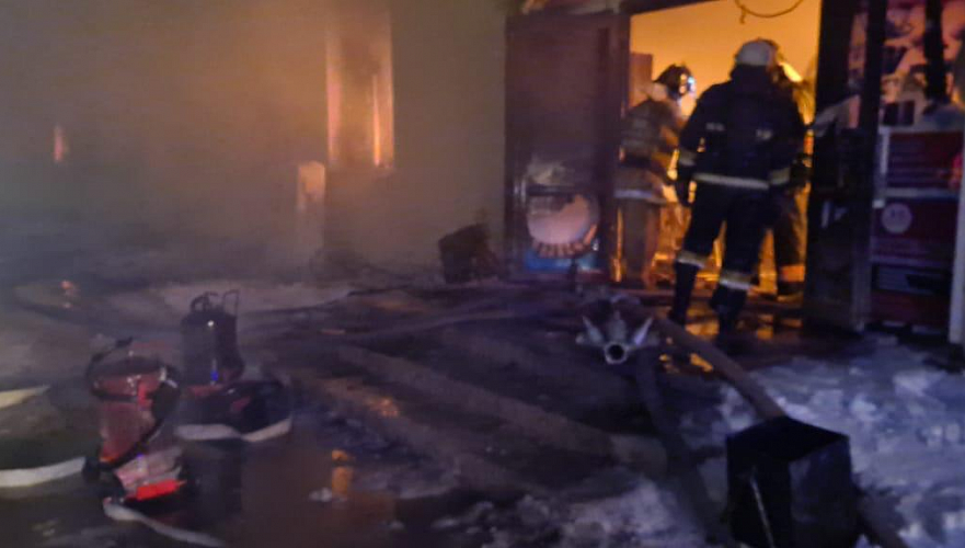 Почти пять часов тушили крупный пожар на рынке в Актюбинской области