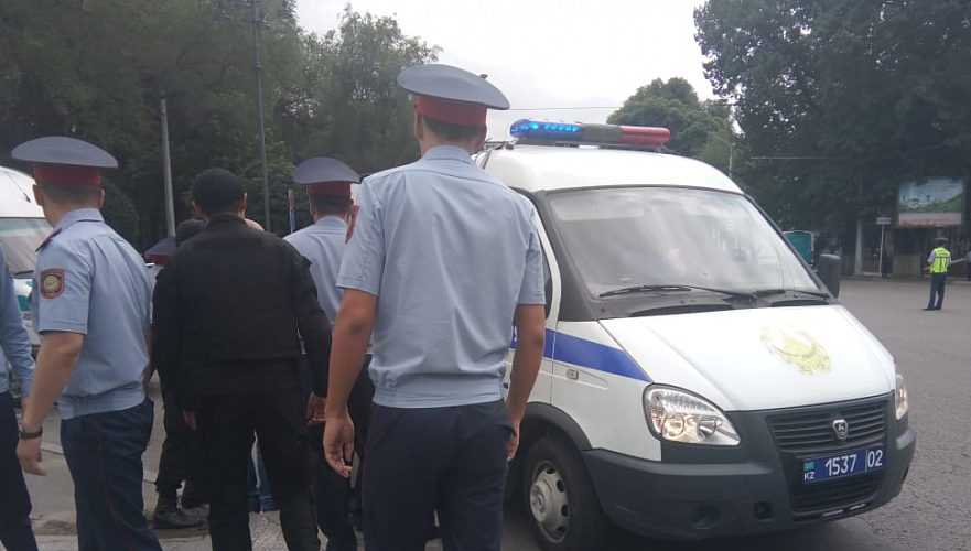 Алматыда Ескі алаңда ұсталғандардың бірі полиция автобусында тамырын кесіп жіберді  