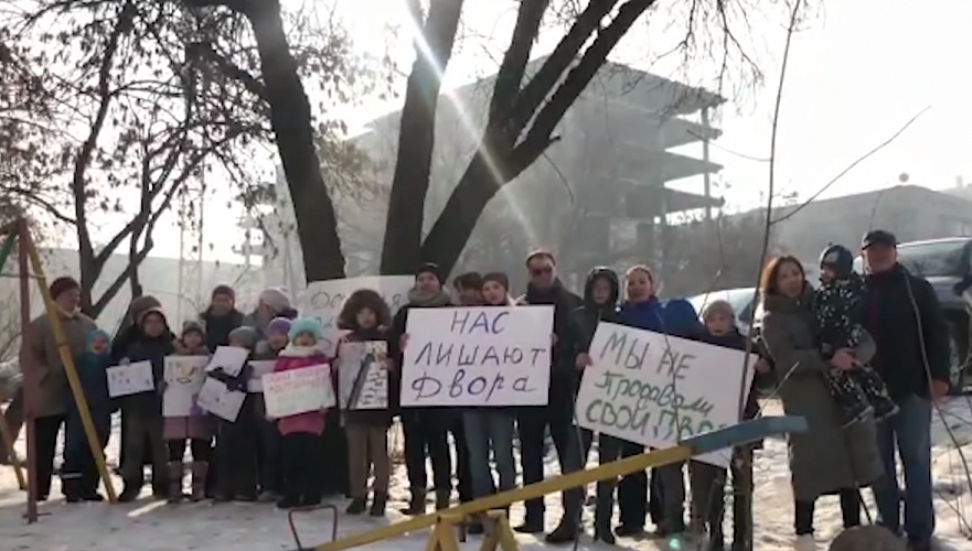 «Нас лишают двора!» - алматинцы сняли видеообращение к Токаеву