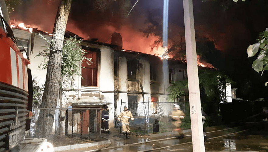 Крупный пожар произошел в жилом доме 1943 года постройки в Алматы, есть пострадавшие