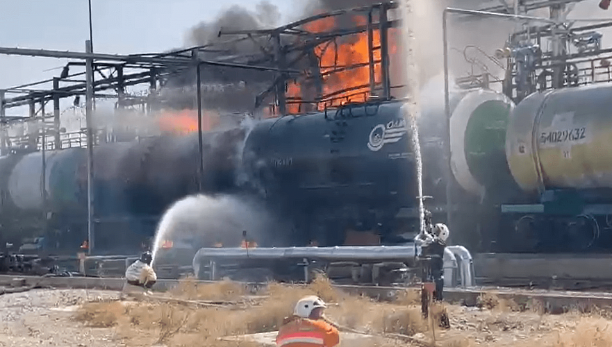 Поезд с бензиновыми цистернами загорелся в Туркестанской области, есть пострадавший