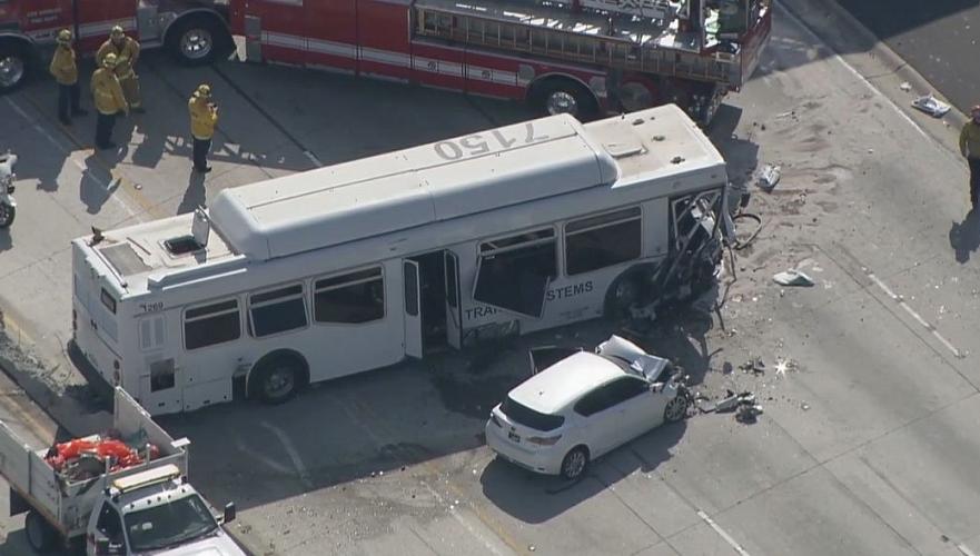 Не менее 40 человек пострадали в ДТП с участием автобуса в Калифорнии