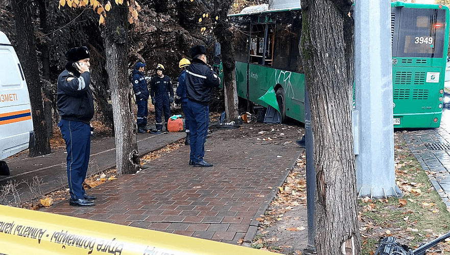 Более 20 человек обратились за медпомощью после столкновения двух автобусов в Алматы
