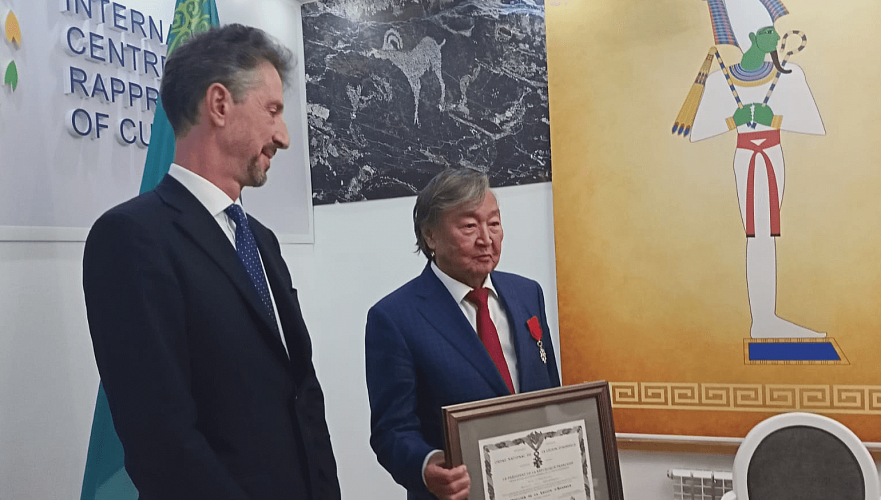 Орден Почетного Легиона вручили Олжасу Сулейменову в Алматы