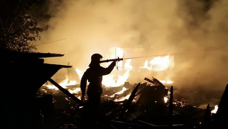 Почти 200 человек тушат пожар в ЗКО