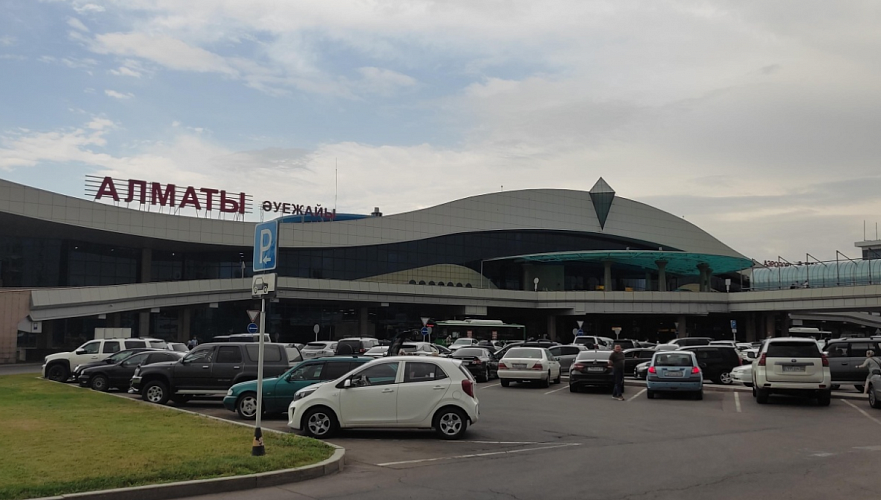 Застрявшая на четыре часа в аэропорту Алматы пенсионерка из Украины просит статус беженца