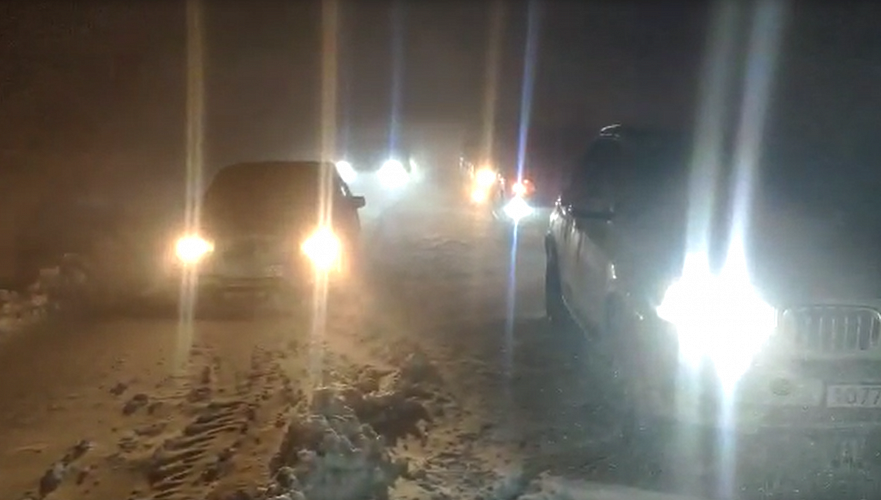 Более 100 автомобилей простояли всю ночь на трассе Щучинск-Нур-Султан в результате ДТП