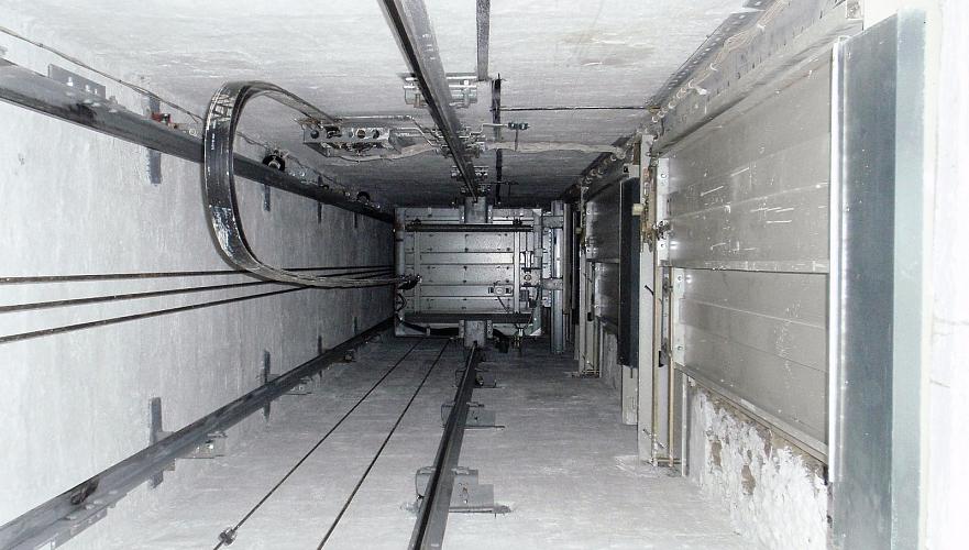 Девушка упала в шахту лифта 9-этажного дома в Атырау