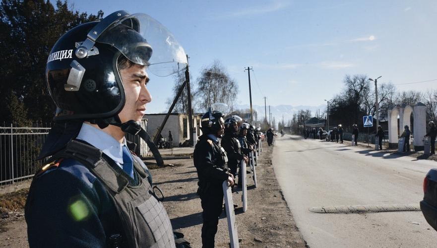 Девять полицейских получили огнестрельные ранения при беспорядках в Кордайском районе