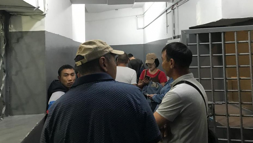 Журналисты ряда СМИ задержаны в Алматы, в алматинском офисе КазТАГ пропал интернет