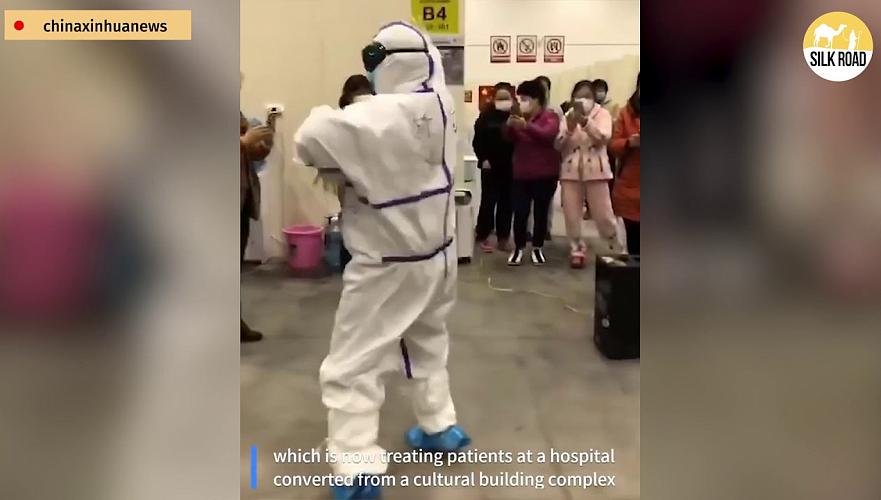 В Китае врач в защитном костюме станцевал «Кара жорга»