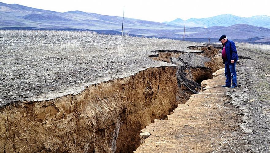 Огромный провал длиной в 2 км образовался в Катон-Карагайском районе ВКО