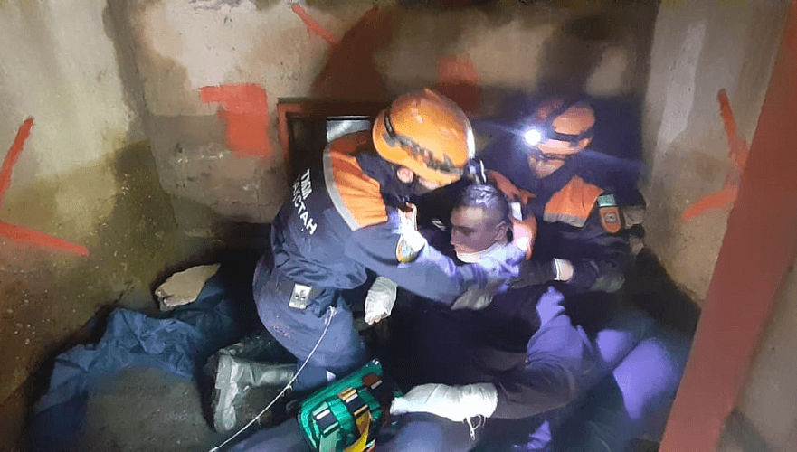 «Под завалами могут находиться сотни людей» – казахстанские спасатели отправились в Россию
