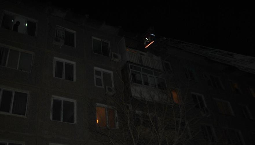 Около 20 человек эвакуированы из жилого дома в Атырау из-за пожара на лестничной площадке 