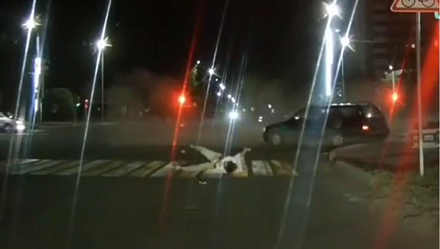Женщина вылетела из салона автомобиля при ДТП в Павлодаре (видео 18+)