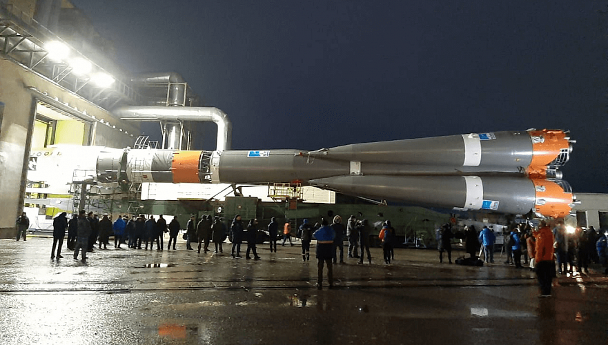Ракета с пилотируемым кораблем «Союз МС-20» установлена на стартовом «столе» Байконура