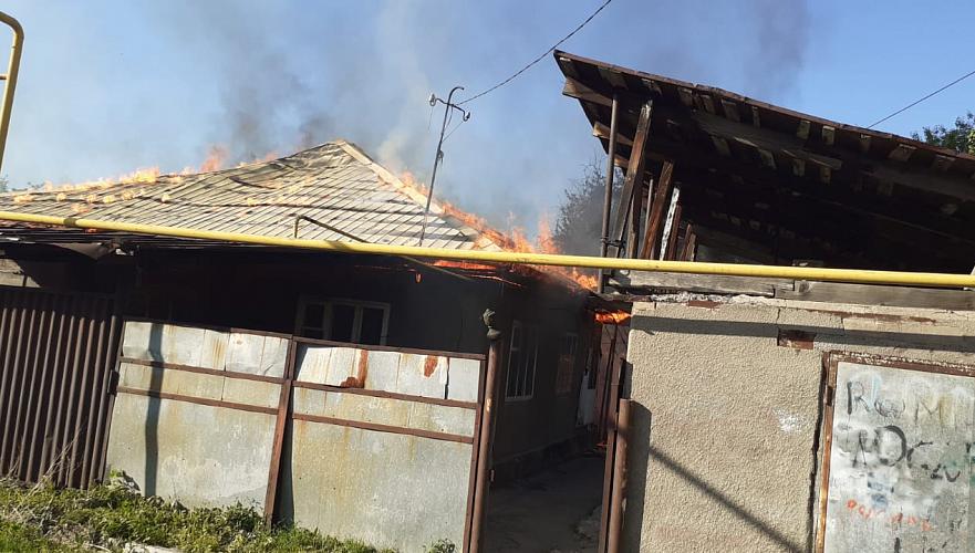 Частный дом и кровля хозпостроек горела в Алматы
