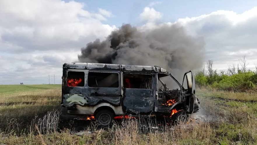 Перевозивший детей микроавтобус загорелся на ходу в СКО
