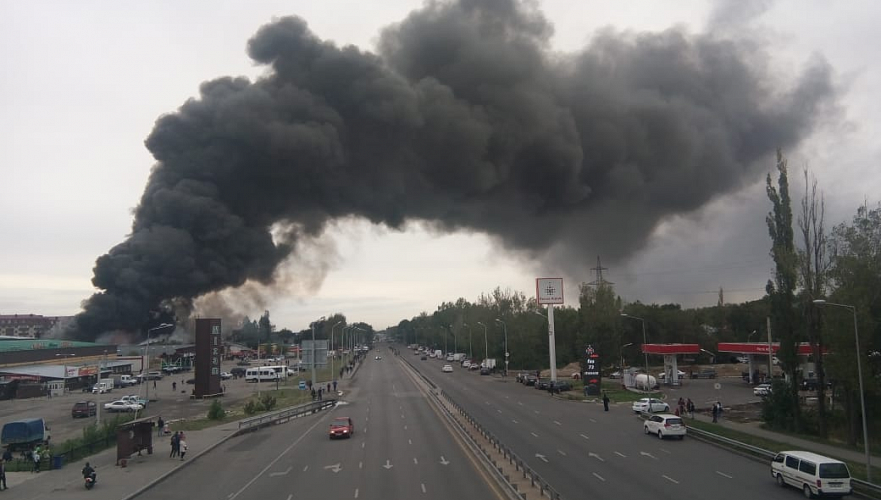 Крупный пожар на складе в районе «Барахолки» локализован с южной и западной сторон