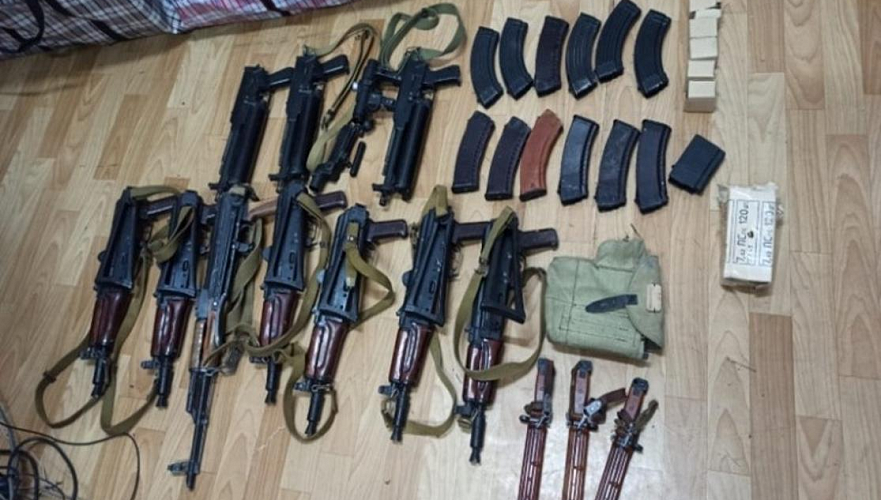 Автоматы Калашникова и другое оружие нашли в восьми «схронах» в Таразе