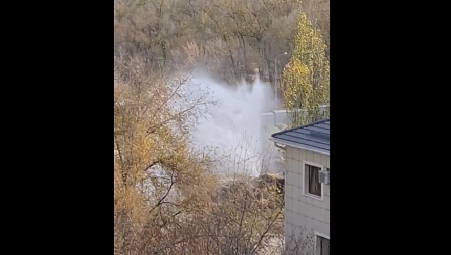 Строители повредили магистральный водопровод в Алматы