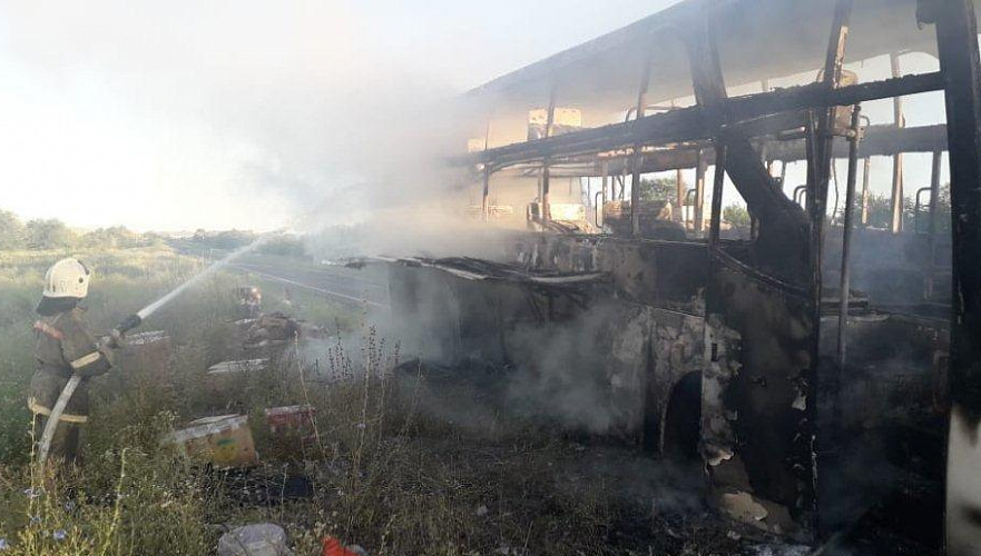 Рейсовый автобус Семей–Алаколь загорелся на трассе в ВКО